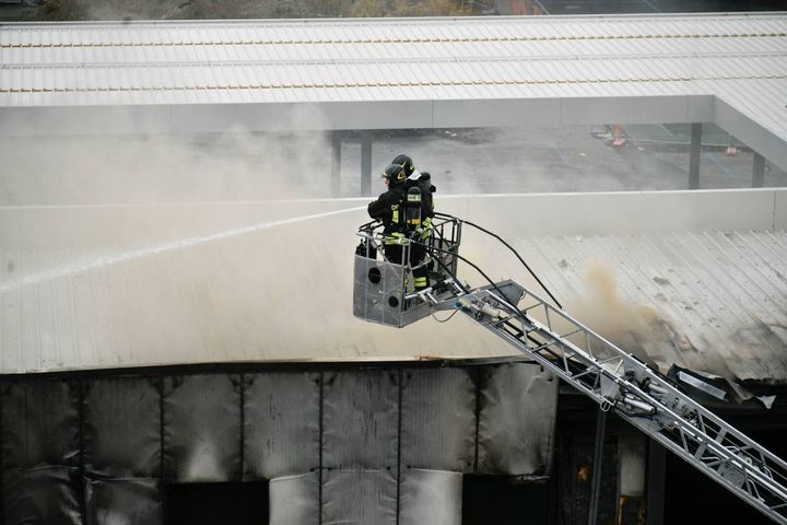 Vigili del fuoco impegnati nello spegnimento dell'edificio su cui si è schiantato il velivolo