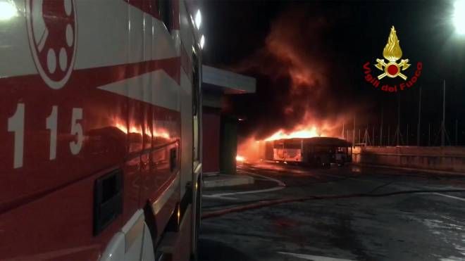 In fiamme deposito Atac a Roma, 30 bus distrutti (Ansa)