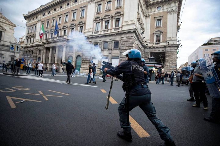 No green pass a Roma, scontri con le forze dell'Ordine (Ansa)