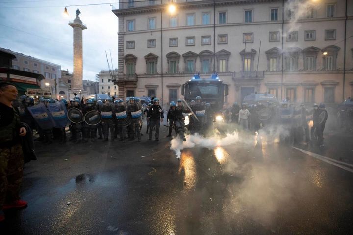 No green pass a Roma, scontri con le forze dell'Ordine (Ansa)
