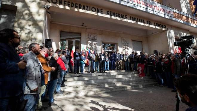 La manifestazione alla sede Cgil di Roma