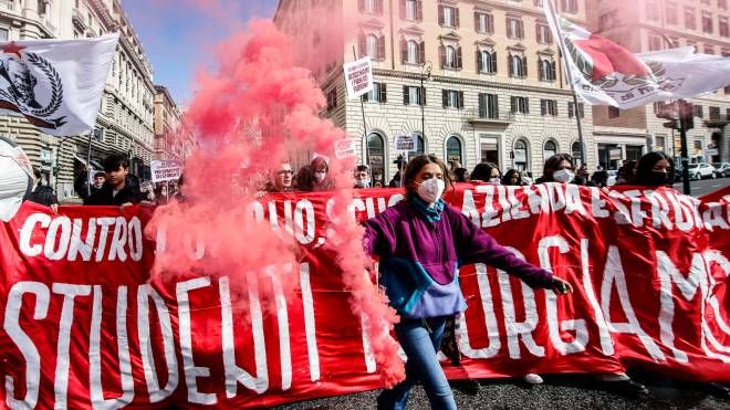 Sciopero generale trasporti a Roma anche studenti sono scesi in corteo