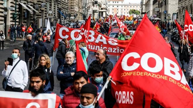 Sciopero generale trasporti, striscioni del sindacato Cobas per le vie di Roma