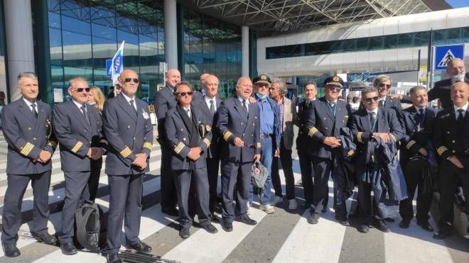 Piloti 'salutano' la compagnia 
Alitalia per l'ultimo giorno di voli