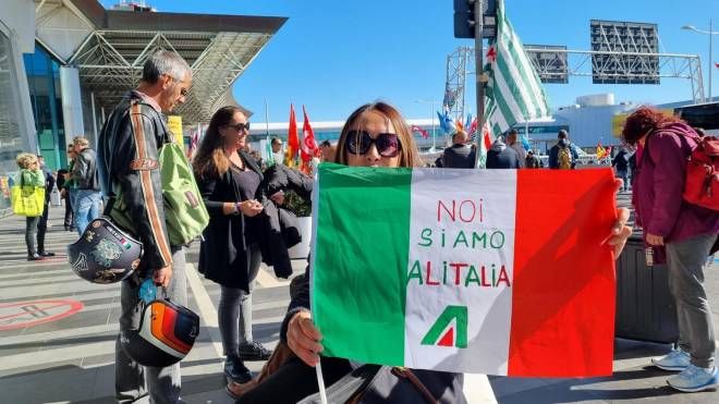 La protesta dei dipendenti Alitalia in presidio permanente