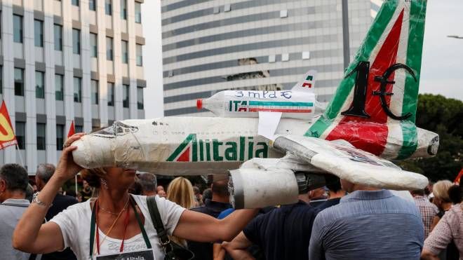 Lavoratori Alitalia protestano sotto la sede di ITA (Italia Trasporto Aereo)