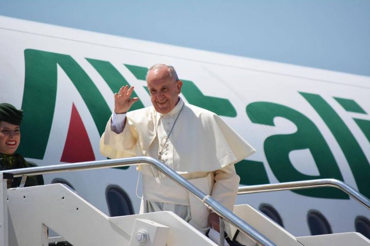 Papa Francesco all'aeroporto di Fiumucino  in partenza su un volo Alitalia nel 2016.