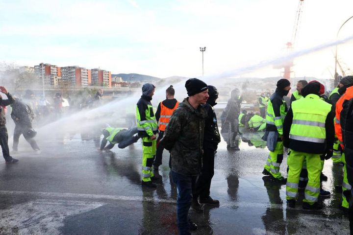 Porto di Trieste, lo sgombero dei manifestanti (Ansa)