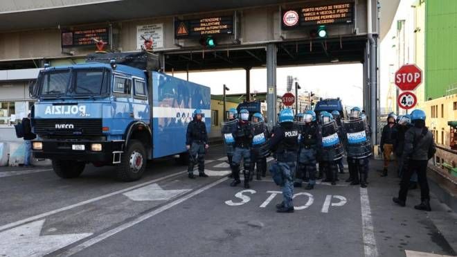 Porto di Trieste, lo sgombero dei manifestanti (Ansa)