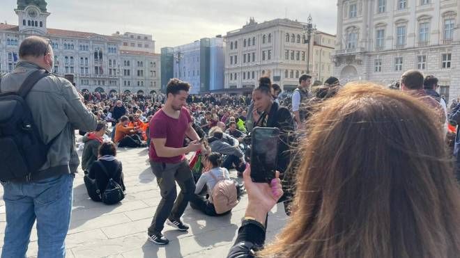 Il corteo di manifestanti in piazza Unità d'Italia, Trieste (Ansa)