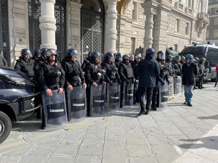 Il corteo di manifestanti in piazza Unità d'Italia, Trieste (Ansa)