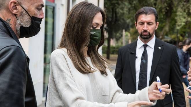 Angiolina Jolie a Roma accompagnata dal collega Kit Harington, per promuovere Eternals film di supereroi Marvel