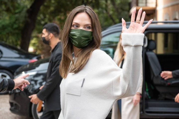 Angiolina Jolie a Roma saluta i piccoli fan
