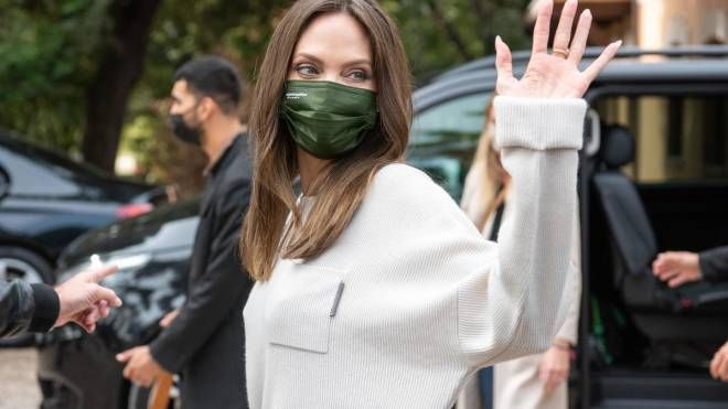 Angiolina Jolie a Roma saluta i piccoli fan