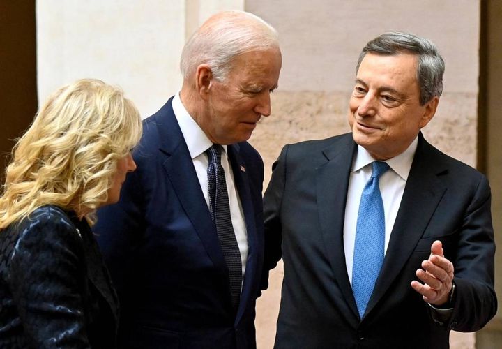 La coppia presidenzaiale con il premier Draghi (Ansa)