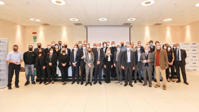 Foto di gruppo di tutte le aziende partecipanti al premio 2021 insieme ai vincitori delle edizioni precedenti (Fotoschicchi)