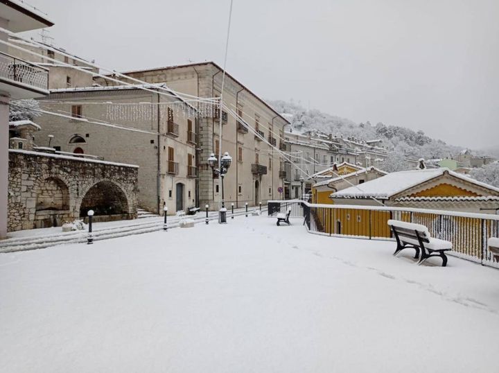 Neve a Barrea, nel parco nazionale d'Abruzzo (Ansa)