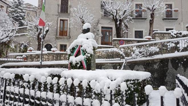 Neve a Barrea, nel parco nazionale d'Abruzzo (Ansa)