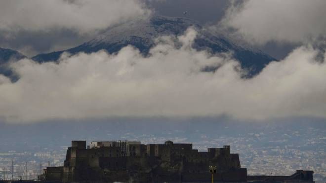 Maltempo Italia, c'è la neve anche sul Vesuvio (Ansa)