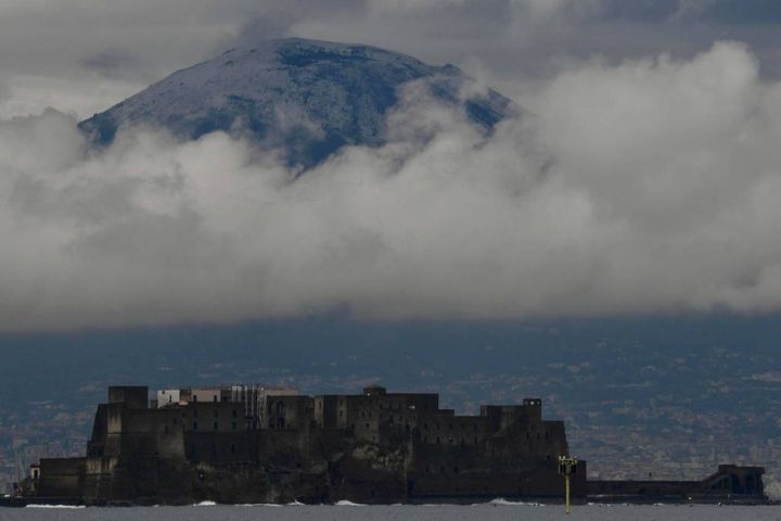 Maltempo in Campania, pioggia e freddo e prima neve su Vesuvio
