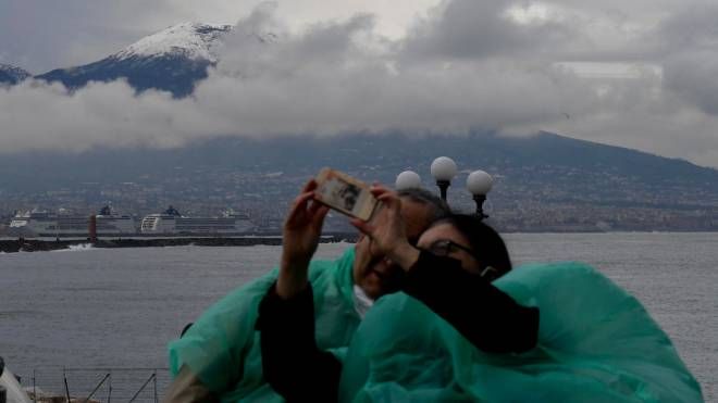 Due turisti ammirano lo spettacolo del Vesuvio imbiancato