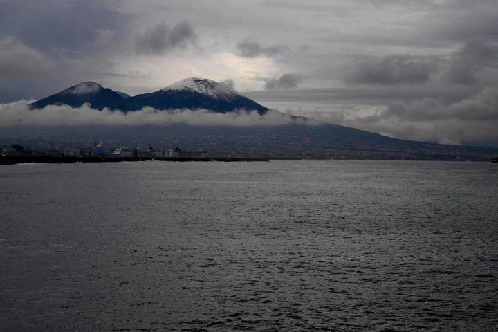 Maltempo in Campania, pioggia e freddo e prima neve su Vesuvio