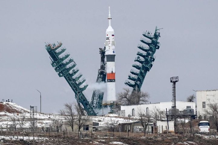 Spazio: decollato razzo russo con miliardario giapponese (Ansa)