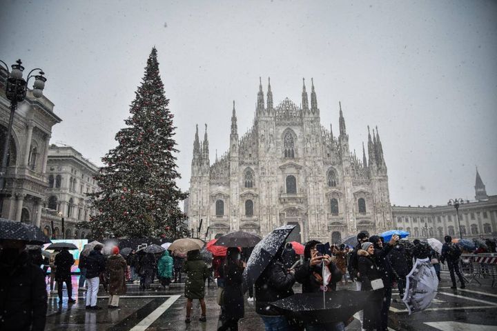 Neve anche a Milano (Ansa)