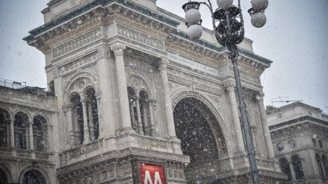 Neve anche a Milano (Ansa)