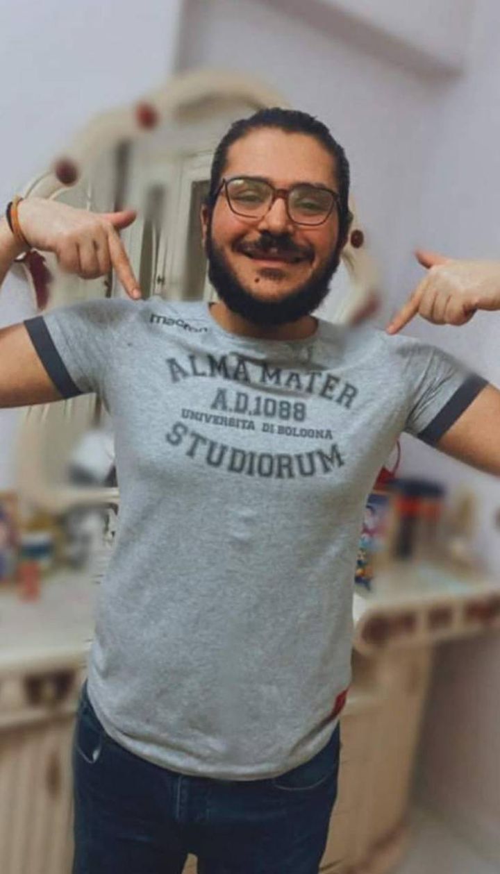 Patrick Zaki con la maglietta dell'Università di Bologna