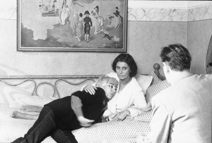 La regista Lina Wertmuller con Sophia Loren durante le riprese di "Sabato domenica e lunedì" (Ansa)