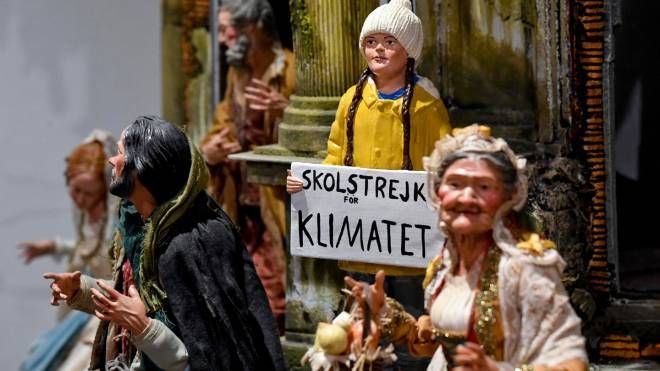 Greta Thumberg personaggio in terraccotta nel presepe di Napoli mentre regge il cartello con il suo slogan  “Skolstrejk for klimatet