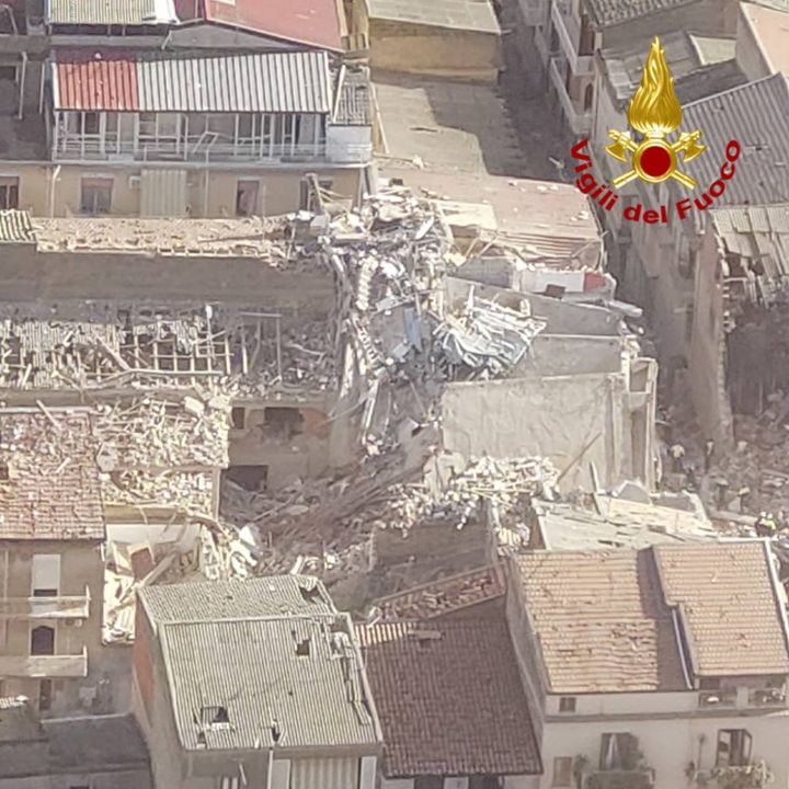 Ravanusa, la devastante esplosione vista dall'alto (Vigili del fuoco)