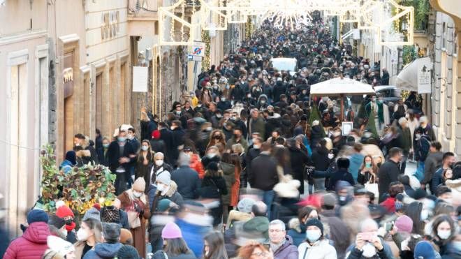Folla nel centro di Roma per gli acquisti di Natale