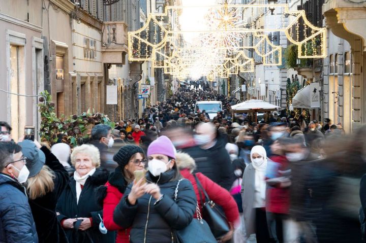 Folla nel centro di Roma per gli acquisti di Natale
