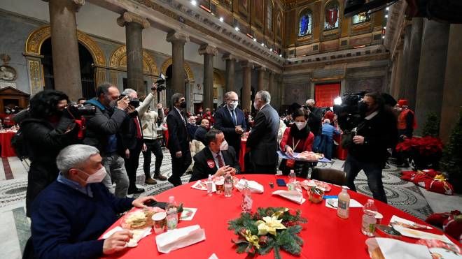 IL tradizionale pranzo di Natale nella Basilica Santa Maria in Trastevere