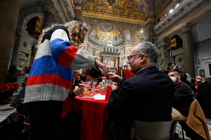 IL tradizionale pranzo di Natale nella Basilica Santa Maria in Trastevere