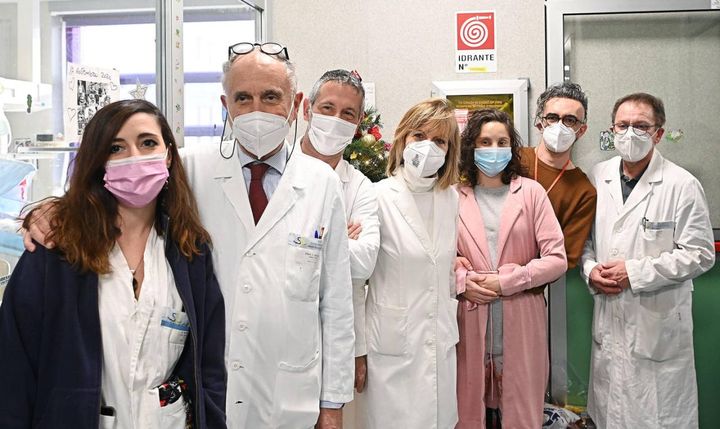 Teresa Noronha Feio e Francesco Sgrò genitori di Alma con l’equipe medica che ha eseguito l’operazione (Ansa)