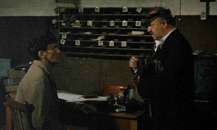 L'attore Renato Scarpa in una foto di scena del film "il Postino" (Ansa)