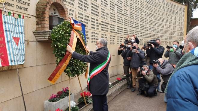 Il sindaco di Roma, Roberto Gualtieri, depone una corona per la commemorazione
