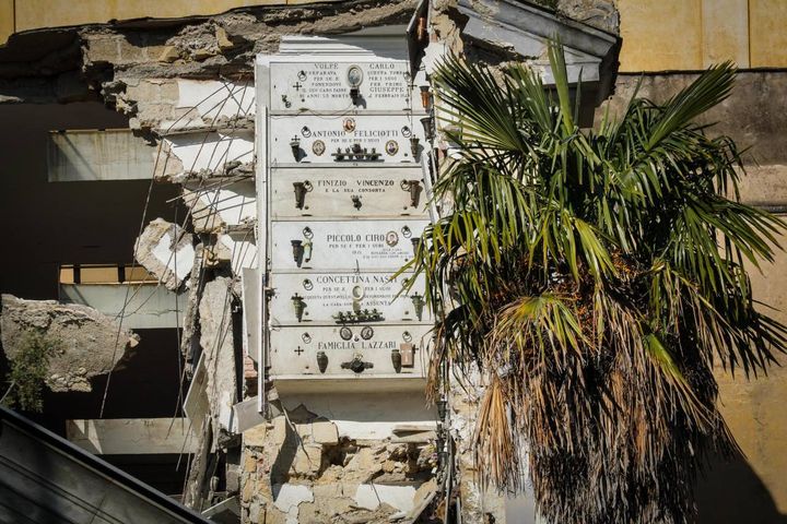 Cimitero di Poggioreale, Napoli Crollo di un edificio a tre piani nella parte antica