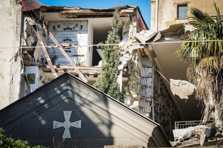 Napoli, Cimitero di Poggioreale, nel crollo distrutti 200 loculi