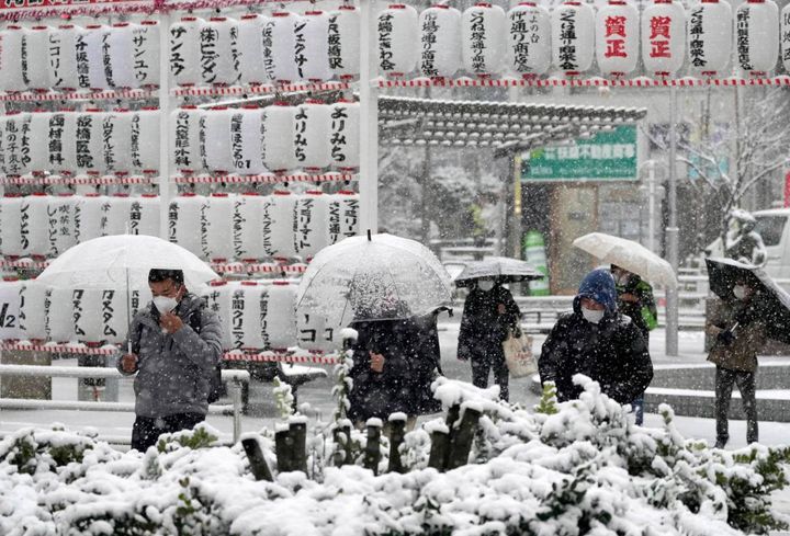 Tokyo, la prima nevicata ha provocato più di 50 feriti (Ansa)