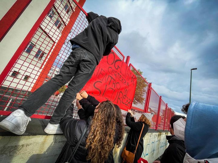 Liceo Labriola di Napoli: studenti in sit-in