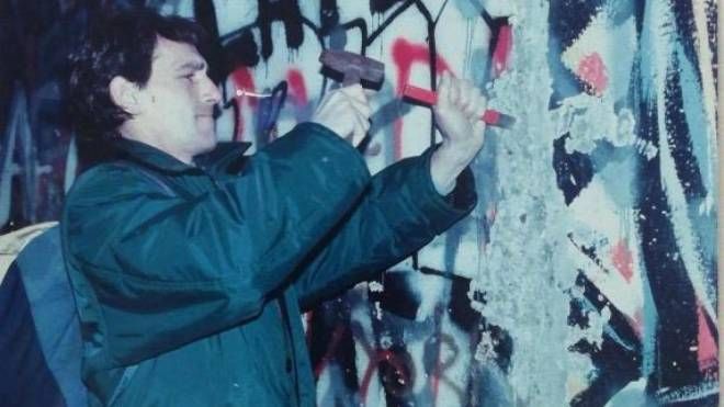 Un post tratto dal profilo Twitter di Roberto Zichitella: Nel 1989, quando cadde il muro di Berlino, David Sassoli era a Berlino insieme a migliaia di altri giovani provenienti da tutta Europa. (Ansa)