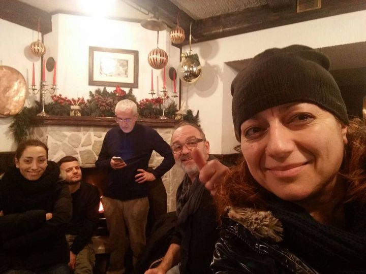 Rigopiano, 18 gennaio 2017. Silvana Angelucci (in primo piano) manda ai suoi questa foto. Sono le 14.52, la valanga distrugge tutto alle 16.49