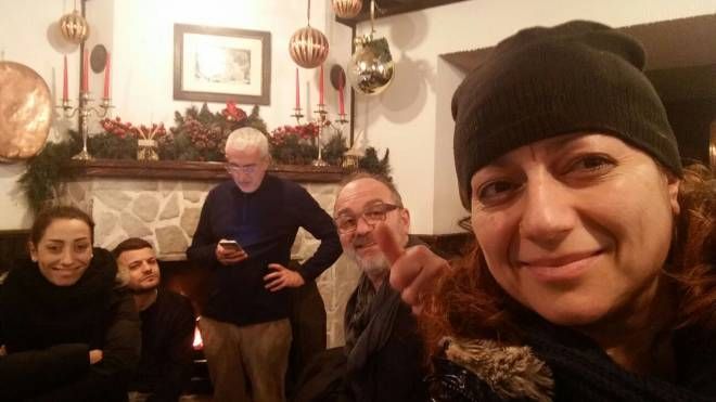 Rigopiano, 18 gennaio 2017. Silvana Angelucci (in primo piano) manda ai suoi questa foto. Sono le 14.52, la valanga distrugge tutto alle 16.49