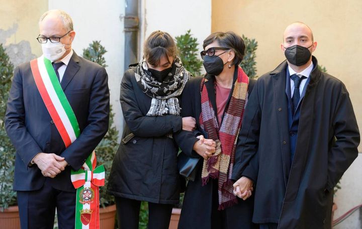 La vedova e i figli di David Sassoli con il sindaco di Roma