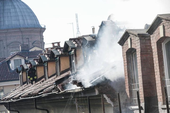 Incendio ed esplosione tetto in via Bellezia, in centro a TorinO (Ansa)