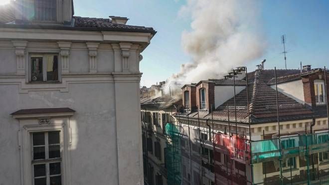 Incendio ed esplosione tetto in via Bellezia, in centro a Torino (Ansa)